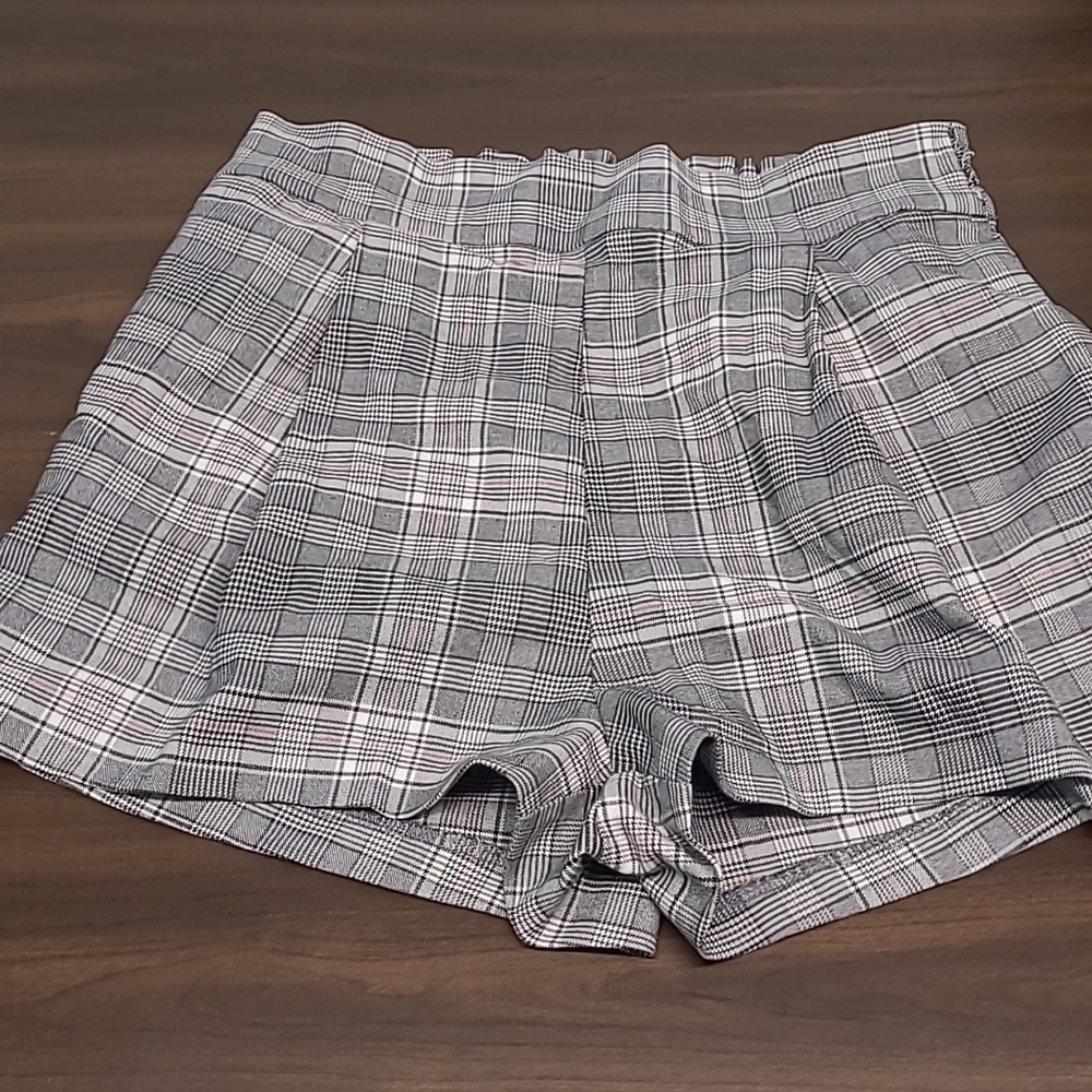 H&M Size 6 Black Plaid Pleated Shorts
